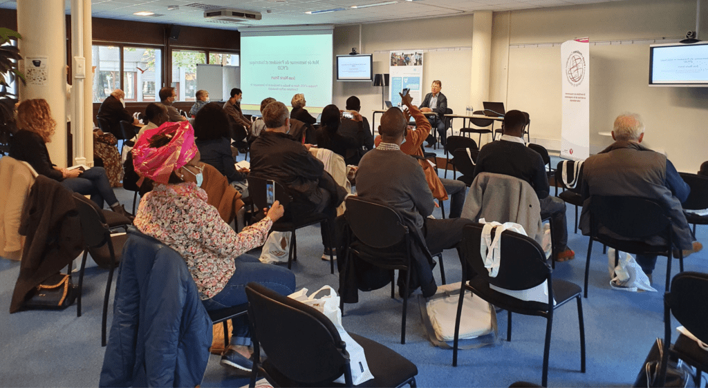 Groupe de personnes assises de dos. Ce sont les membres d'YCID qui assistent à la présentation faite par l'équipe du GIP.