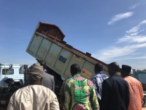 Camion bene au Bénin de transport des déchets.
