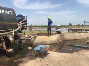 Camion d'assainissement au Sénégal, il transporte les déchets. 