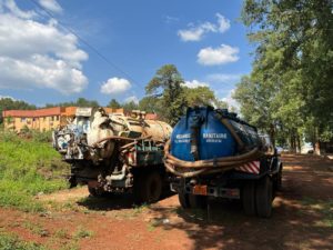 Deux camions de vidange au Cameroun pour l'assainissement. 