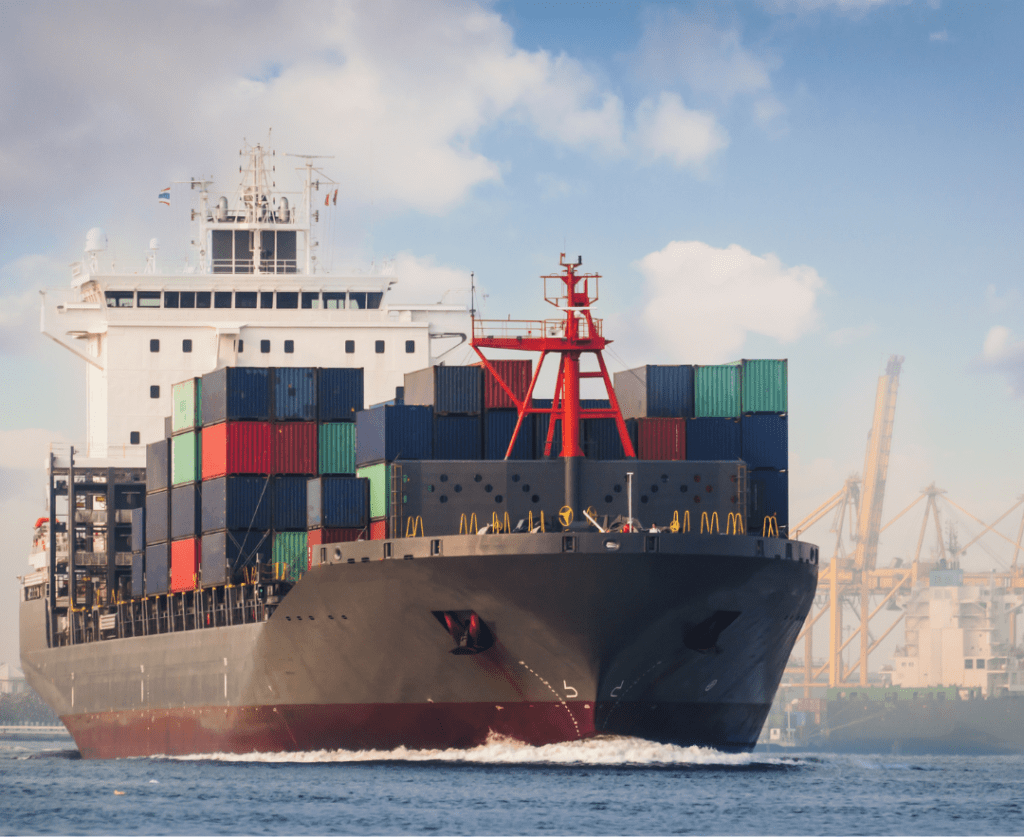 bateau cargo avec des containers