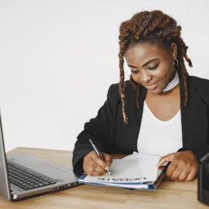 une femme, cheffe d'entreprise devant son ordinateur