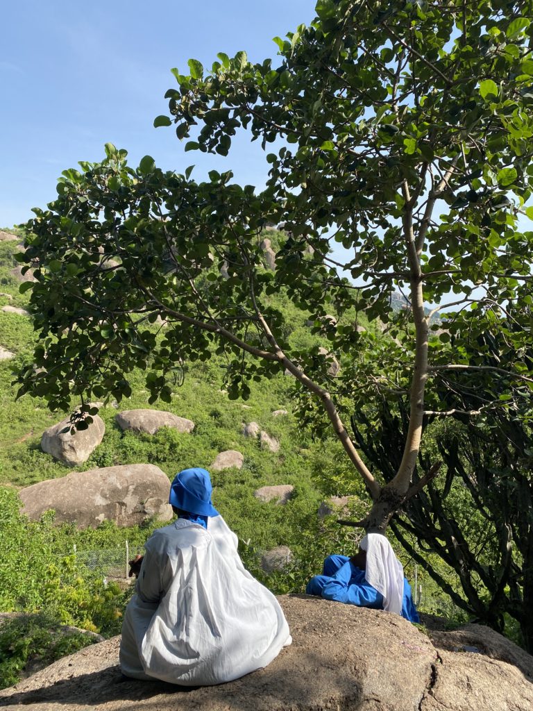 Deux femmes assises regardent un beau paysage de vallée au Kenya