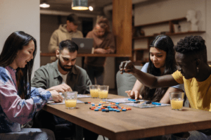 un groupe de jeunes jouent à une jeu de société