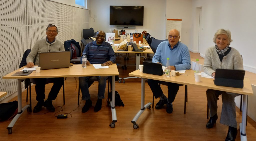 4 membres d'YCID assis à une table, ils sont membres du jury pour l'attribution des bourses 2022