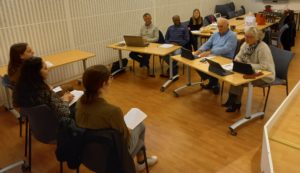 3 jeunes filles présentent leur dossier pour les bourses CYAM au jury.