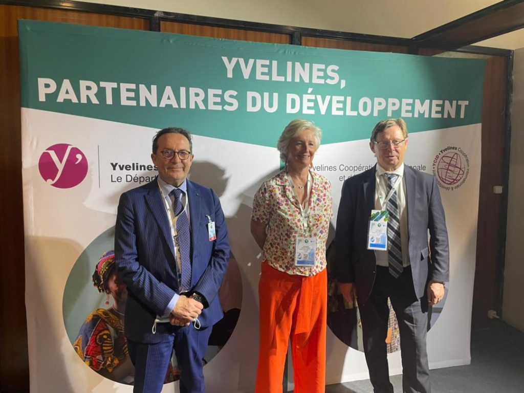 De gauche à droite : Pierre Bédier - Président du Conseil départemental des Yvelines, Marie-Hélène Aubert - Vice-Présidente d'YCID, Jean-Marie Tétart - Président d'YCID, au Forum mondial de l'eau à Dakar