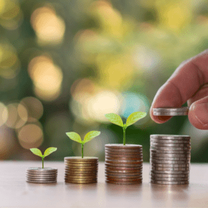 des pièces d'argent forment des piles de plus en plus grandes