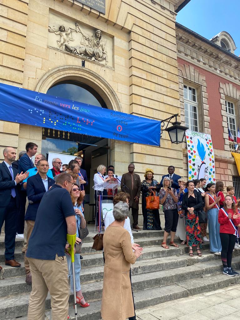 Délégation Camerounaise devant la Mairie de Rambouillet