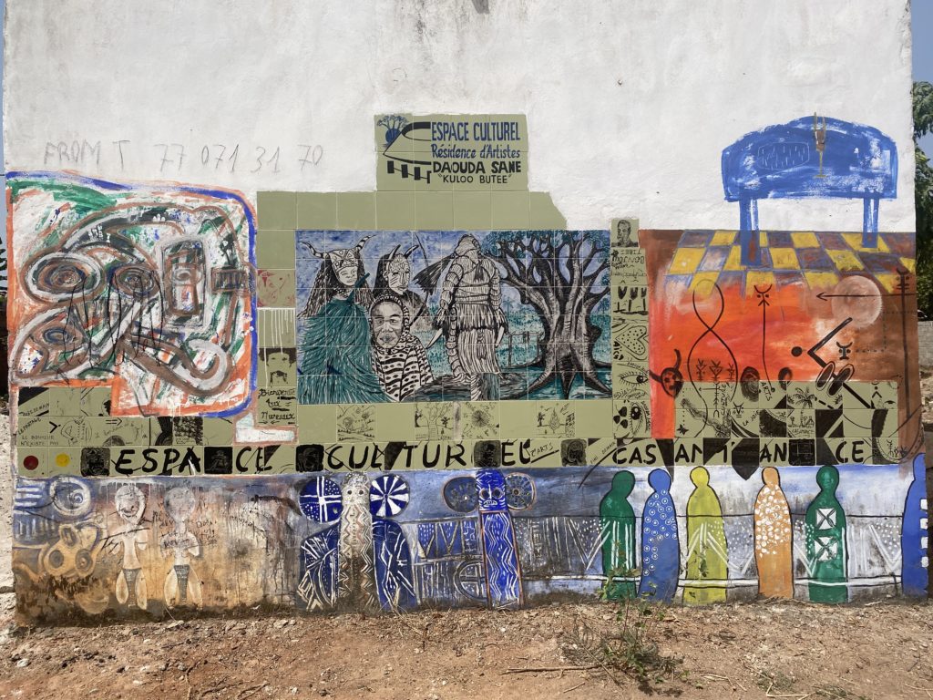 fresque murale artistique de l'espace culturel de Ziguinshor.