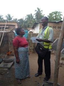 un agent municipal interroge une habitante pour la gestion des déchets de la commune des lacs 1 au Togo