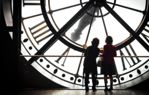 Deux femmes regardent une horloge