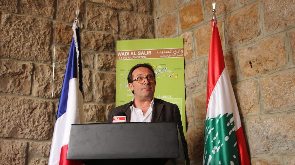 Président du conseil départemental des Yvelines devant un pupitre au Liban
