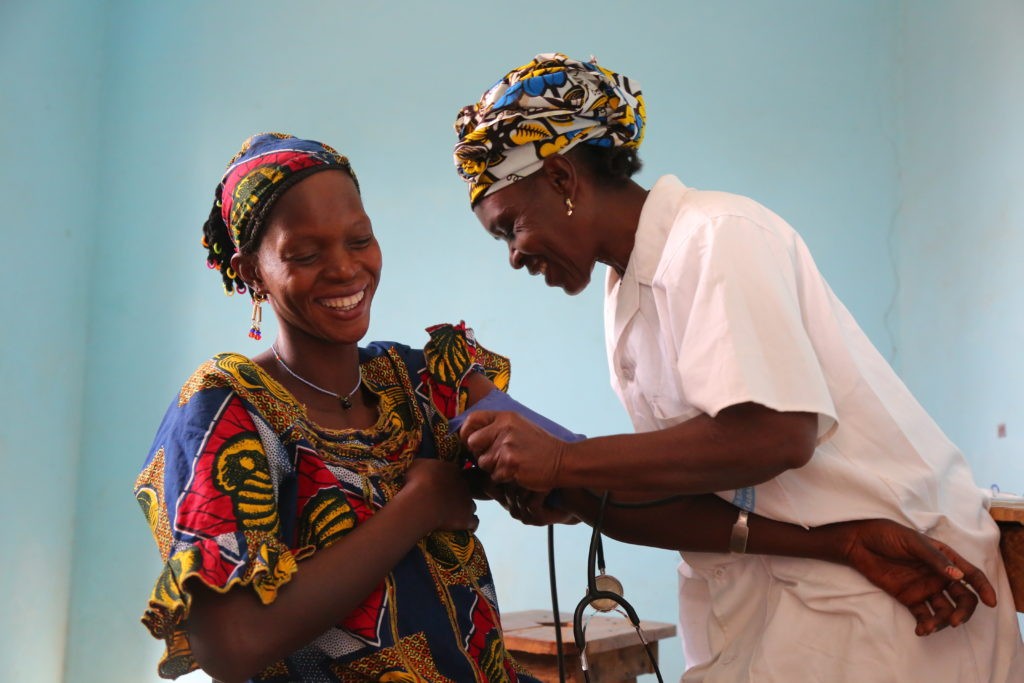 Une médecin prend la tension d'une patiente au Mali.