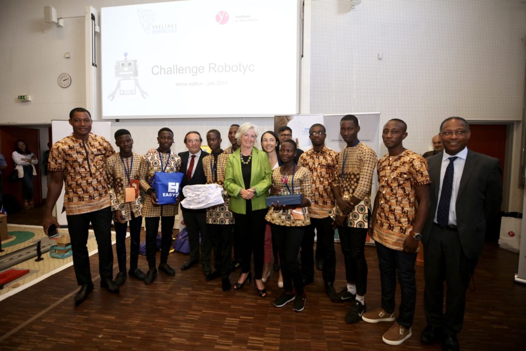 Le Président du conseil départemental, et la Vice Présidente d'YCID au milieu d'un groupe d'étudiants togolais dans le cadre d'un challenge robotique.